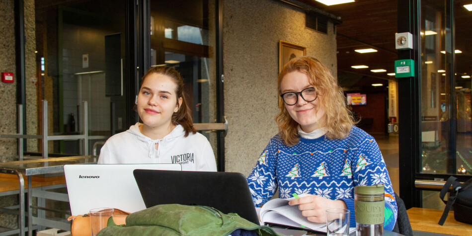 Tina Ødegård (til v.) og Jeanette Stensnes studerer tverrfaglige kjønnsstudier ved Universitetet i Oslo. — Jeg vet at mange synes ex.phil. er et irriterende fag å måtte ta, men som student er det fint å få den bakgrunnen - og få et innblikk i hvordan folk har tenkt gjennom historien og hvorfor folk tenker som de gjør nå. Foto: Mats Arnesen. Tina Ødegård (til v.) og Jeanette Stensnes studerer tverrfaglige kjønnsstudier ved Universitetet i Oslo. — Jeg vet at mange synes ex.phil. er et irriterende fag å måtte ta, men som student er det fint å få den bakgrunnen - og få et innblikk i hvordan folk har tenkt gjennom historien og hvorfor folk tenker som de gjør nå. Foto: Mats Arnesen.