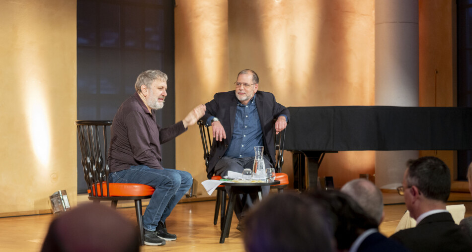 Slavoj Zisek og Tyler Cowen på scenen under Holbergdebatten i Bergen. — Lykke er for hallikar, seier Zizek. Foto: Tor Farstad Slavoj Zisek og Tyler Cowen på scenen under Holbergdebatten i Bergen. — Lykke er for hallikar, seier Zizek. Foto: Tor Farstad