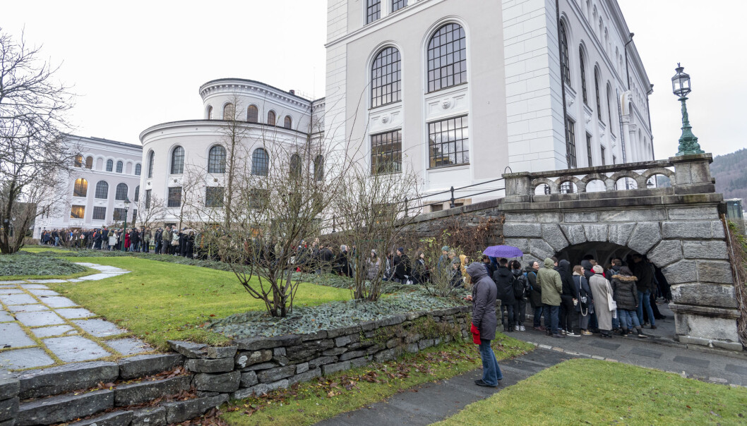 Køen strekte seg eit par hundre meter rundt og inn i Universitetsmuseet og aulane der Slavoj Zizek venta. Foto: Tor Farstad Køen strekte seg eit par hundre meter rundt og inn i Universitetsmuseet og aulane der Slavoj Zizek venta. Foto: Tor Farstad