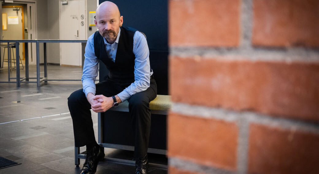 Sentraliseringsreformen framstår særlig ironisk i disse dager hvor det fra politisk hold løftes fram mer eksplisitte krav om såkalt arbeidslivsrelevans i studieprogrammene, og hvor Demografiutvalgets leder Victor Norman vil ha påbud om desentralisert utdanning, skriver Aksel Tjora. Sentraliseringsreformen framstår særlig ironisk i disse dager hvor det fra politisk hold løftes fram mer eksplisitte krav om såkalt arbeidslivsrelevans i studieprogrammene, og hvor Demografiutvalgets leder Victor Norman vil ha påbud om desentralisert utdanning, skriver Aksel Tjora.