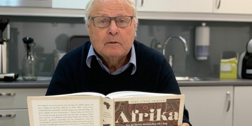 Tore Linné Eriksen: Endelig med boka i hendene: Den store boka om Afrika. Foto: Eva Tønnessen