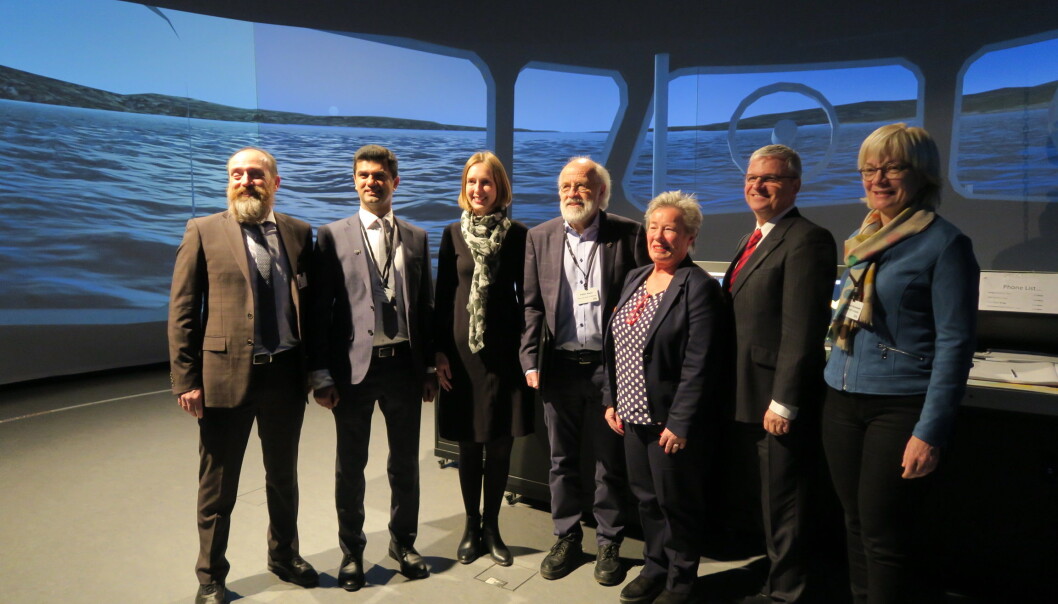 Instituttleder for teknologi og sikkerhet fra UiT, Yngve Birkelund professor Salman Nazir fra USN, statsråd Iselin Nybø, USN-rektor Petter Aasen, prorektor ved HVL Liv Grimstvedt, DIKU-direktør Harald Nybølet, instituttleder for maritime operasjoner ved USN, Anne Kari Botnmark gledet seg over tildelingen av det nye senteret. Her på simuleringssenteret ved campus Vestfold. Foto: USN Instituttleder for teknologi og sikkerhet fra UiT, Yngve Birkelund professor Salman Nazir fra USN, statsråd Iselin Nybø, USN-rektor Petter Aasen, prorektor ved HVL Liv Grimstvedt, DIKU-direktør Harald Nybølet, instituttleder for maritime operasjoner ved USN, Anne Kari Botnmark gledet seg over tildelingen av det nye senteret. Her på simuleringssenteret ved campus Vestfold. Foto: USN