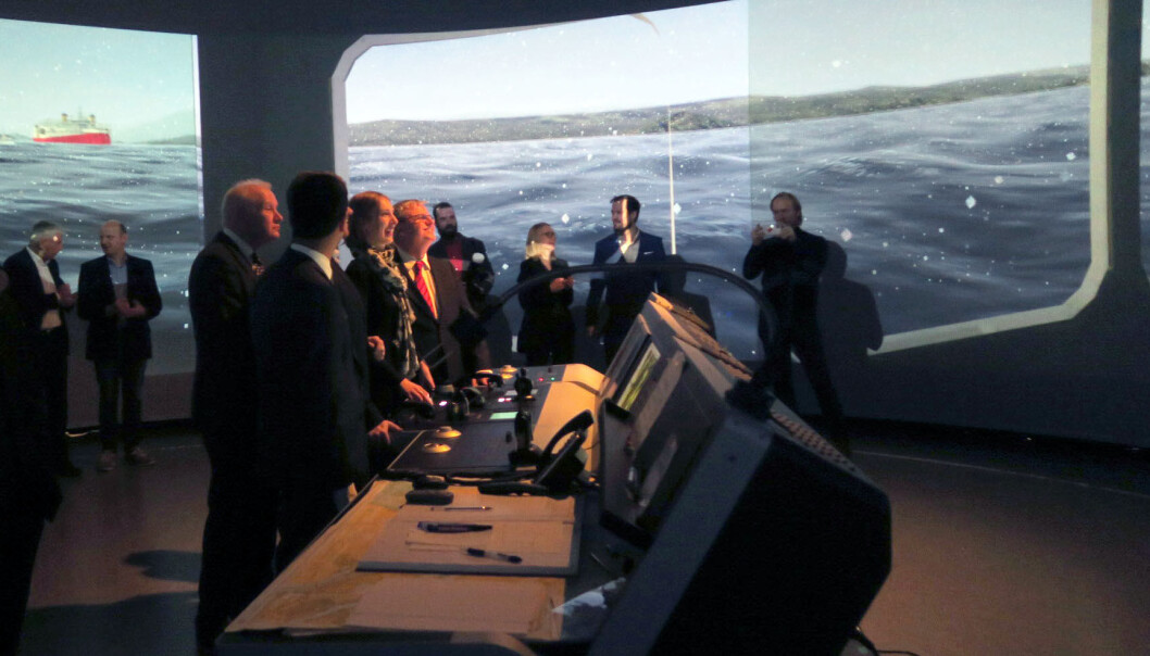 Statsråd Iselin Nybø tar styringen på det maritime simulatorlaboratoriumet på USN. Foto: USN Statsråd Iselin Nybø tar styringen på det maritime simulatorlaboratoriumet på USN. Foto: USN