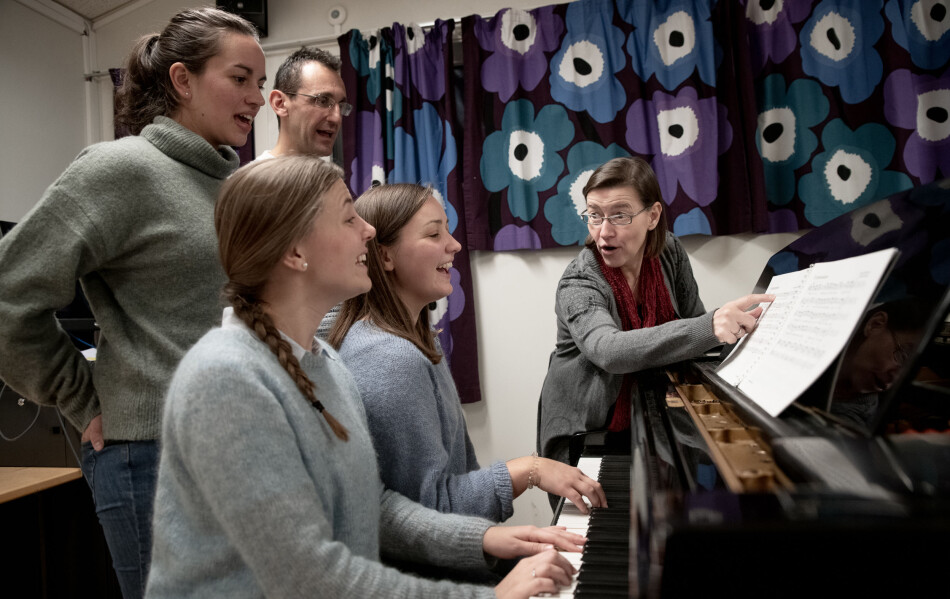 Professor Hilde Blix underviser masterstudenter i hørelære på Musikkonservatoriet i Tromsø. Ved klaveret sitter studentene Synnøve Sætre og Ane Emilie Vold Mickelsen. Elisabeth Wulfsberg står bak, sammen med besøkende forsker fra Parma i Italia, Fabio Ferucci. Foto: Lars Åke Andersen Professor Hilde Blix underviser masterstudenter i hørelære på Musikkonservatoriet i Tromsø. Ved klaveret sitter studentene Synnøve Sætre og Ane Emilie Vold Mickelsen. Elisabeth Wulfsberg står bak, sammen med besøkende forsker fra Parma i Italia, Fabio Ferucci. Foto: Lars Åke Andersen
