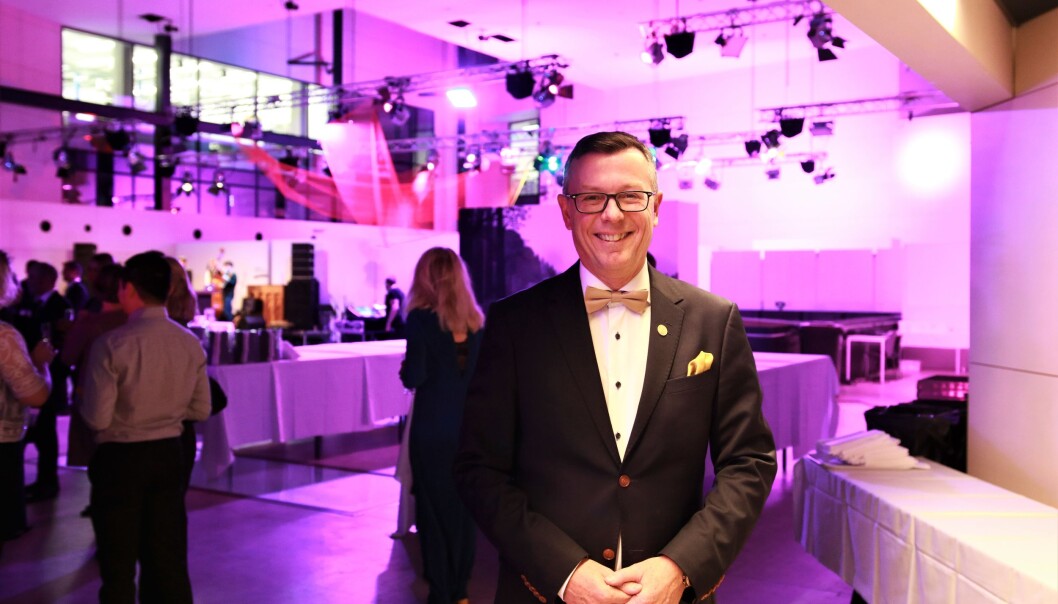 Rektor Dag Rune Olsen kunne ikke feire at han fikk ny rektorjobb ved NTNU fredag, men deltok på julebordet ved Universitetet i Bergen. Foto: Jan Willie Olsen Rektor Dag Rune Olsen kunne ikke feire at han fikk ny rektorjobb ved NTNU fredag, men deltok på julebordet ved Universitetet i Bergen. Foto: Jan Willie Olsen