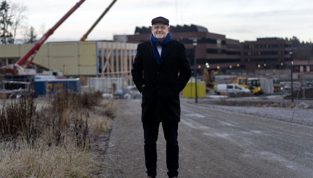 Rektor Sjur Baardsen ved NMBU foran ved byggeplassen på Campus Ås. Her skal det nye veterinærbygget stå ferdig til våren. Foto: Ketil Blom Haugstulen Rektor Sjur Baardsen ved NMBU foran ved byggeplassen på Campus Ås. Her skal det nye veterinærbygget stå ferdig til våren. Foto: Ketil Blom Haugstulen