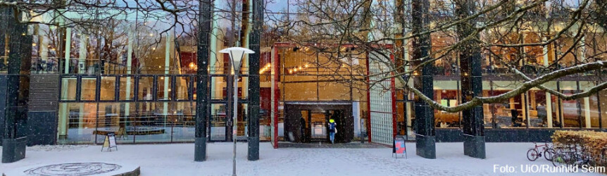 Ansattes styrerepresentanter ved Institutt for filosofi, idé- og kunsthistorie og klassiske språk (IFIKK) ved Universitetet i Oslo, er bekymret for framtiden til instituttet som de mener i praksis er konkurs. Illustrasjonsfoto fra HumSam-biblioteket: UiO/Ragnhild Seim