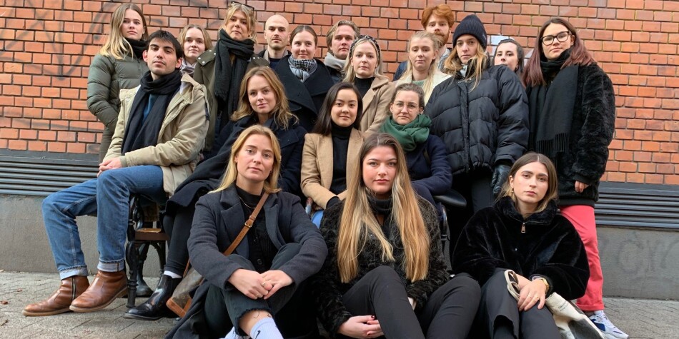 Dette er noen av de norske studentene som tar psykologi ved ELTE i dag. Bak fra venstre: Nora Nikolaisen, Malin Moland, Cecilie Smith, Vetle Opaas, Emilie Berge, Markus Lien, Julie Høiset, Malin Skjældal, Nikolas Aasheim og Martine Johannessen. Andre rad: Tomás Larsen, Julie Daae, Jenny Vestbø, Kamilla Lien, Ella Aasen og Ingrid Vindenes. Fremst: Heidi Sundby, Michelle Moore og Celeste Dimola. Dette er noen av de norske studentene som tar psykologi ved ELTE i dag. Bak fra venstre: Nora Nikolaisen, Malin Moland, Cecilie Smith, Vetle Opaas, Emilie Berge, Markus Lien, Julie Høiset, Malin Skjældal, Nikolas Aasheim og Martine Johannessen. Andre rad: Tomás Larsen, Julie Daae, Jenny Vestbø, Kamilla Lien, Ella Aasen og Ingrid Vindenes. Fremst: Heidi Sundby, Michelle Moore og Celeste Dimola.