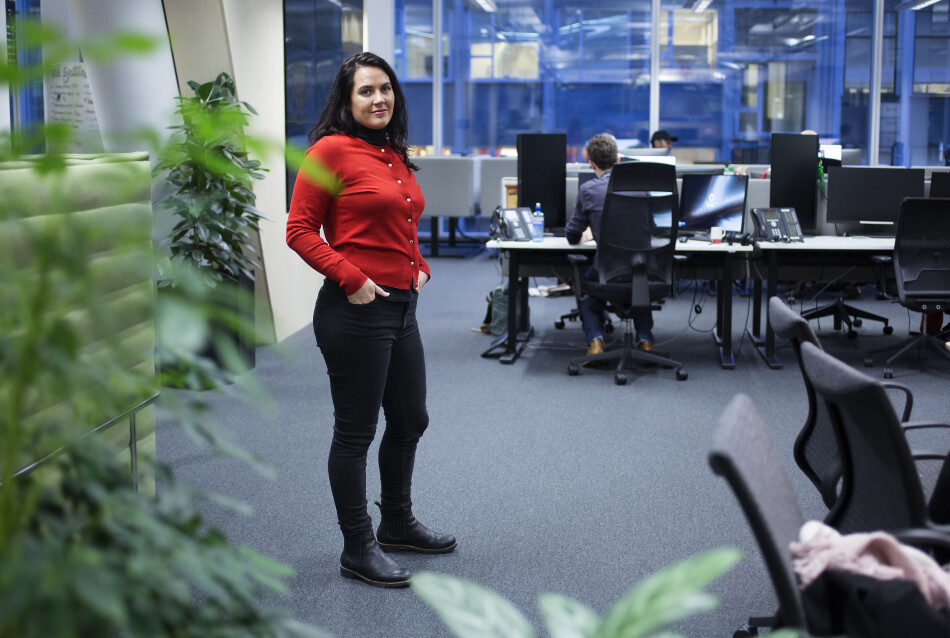 Ingen kimande telefonar, hissige vaktsjefar med tobakk i munnvikene, ingen velta kaffikoppar over kaotiske skrivebord. Frøy Gudbrandsen styrer ein ryddig redaksjon i eit ope landskap som så langt huser to med doktorgrad. Foto: Silje K. Robinson Ingen kimande telefonar, hissige vaktsjefar med tobakk i munnvikene, ingen velta kaffikoppar over kaotiske skrivebord. Frøy Gudbrandsen styrer ein ryddig redaksjon i eit ope landskap som så langt huser to med doktorgrad. Foto: Silje K. Robinson