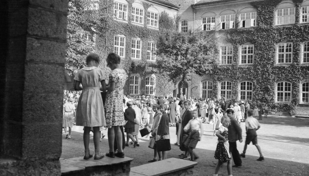 Dei eldste språkopptaka er frå 1937, om lag då desse elevane gjekk på skulen. Dette biletet tok Olai Schumann Olsen på Nygård skole i Bergen på 1920- eller 1930-talet. Foto: Frå Universitetsbiblioteket i Bergen si biletsamling Marcus Dei eldste språkopptaka er frå 1937, om lag då desse elevane gjekk på skulen. Dette biletet tok Olai Schumann Olsen på Nygård skole i Bergen på 1920- eller 1930-talet. Foto: Frå Universitetsbiblioteket i Bergen si biletsamling Marcus