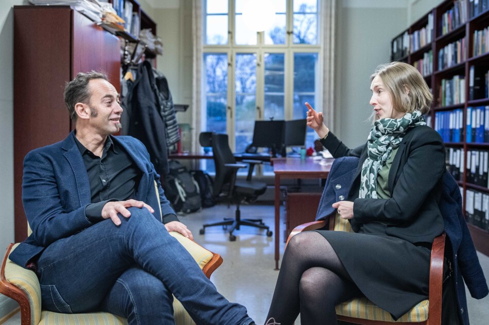 Jussprofessor ved Universitetet i Oslo, Malcolm Langford, fikk overraskende besøk rett før jul. Av forsknings og høyere utdanningsminister Iselin Nybø. Foto: Siri Øverland Eriksen Jussprofessor ved Universitetet i Oslo, Malcolm Langford, fikk overraskende besøk rett før jul. Av forsknings og høyere utdanningsminister Iselin Nybø. Foto: Siri Øverland Eriksen