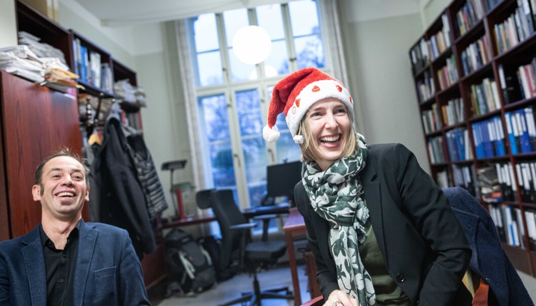 Malcolm Langford hadde også en overraskelse på lur til iselin Nybø: En nisselue med blinkende lys. Foto: Siri Øverland Eriksen Malcolm Langford hadde også en overraskelse på lur til iselin Nybø: En nisselue med blinkende lys. Foto: Siri Øverland Eriksen