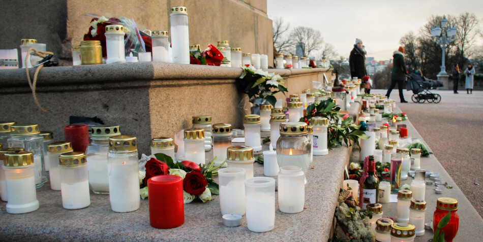 Foran Slottet har folk lagt ned blomster, tent lys og skrevet minneord i forbindelse med Ari Behns bortgang. Foto: Mats Arnesen Foran Slottet har folk lagt ned blomster, tent lys og skrevet minneord i forbindelse med Ari Behns bortgang. Foto: Mats Arnesen