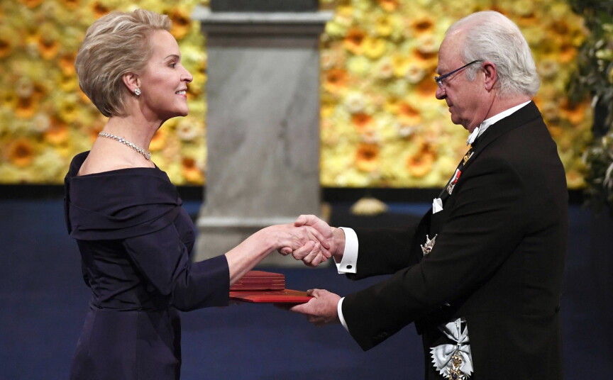 Frances H. Arnold får tildelt nobelprisen i kjemi for 2018 av kong Carl Gustaf av Sverige. No må ho og medforfattarane trekke tilbake ein fagfellevurdert artikkel. Foto: NTB scanpix - EPA/Pontus Lundahl