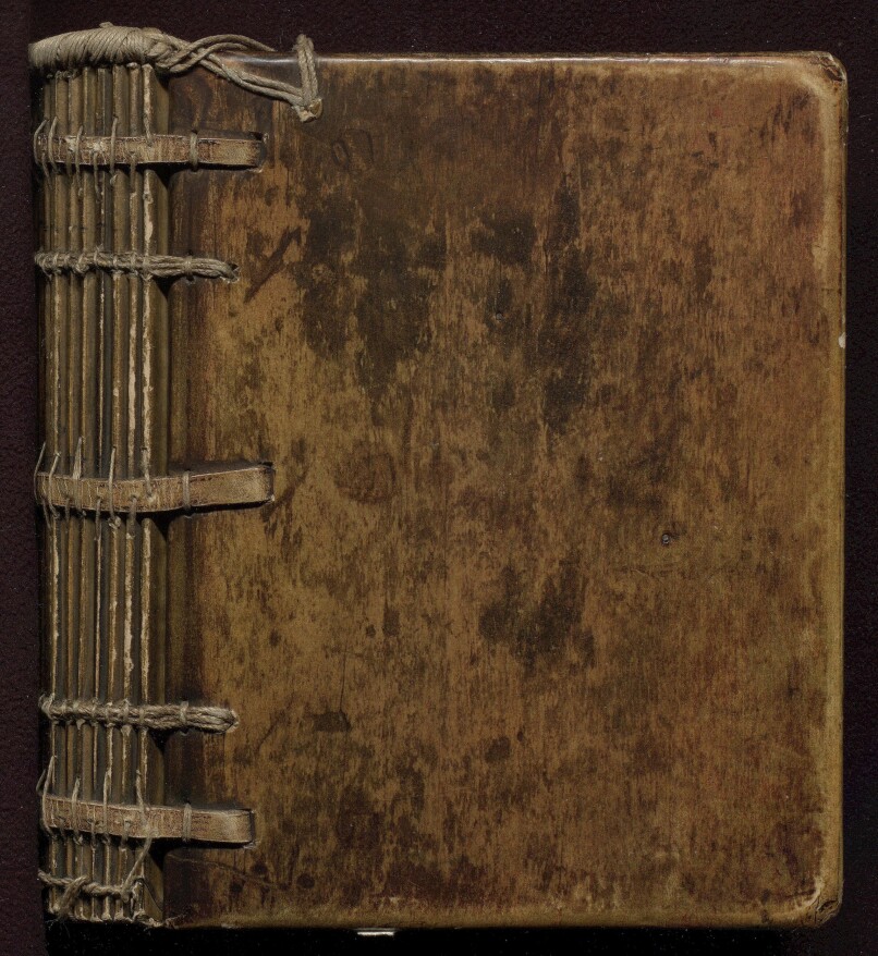 Omslaget til den zinkografiske reproduksjonen av Arkhangelskevangeliet er også en faksimile av de originale trepermene.