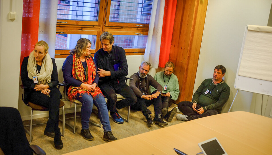 Ansatte på gulvet under styremøtet fredag. I midten tillitsvalgt Åsmund Birkeland, en av de som signerte et brev der ansatte ba styret velge mellom å gi rektor problemer og skolens autonomi. Foto: Torkjell Trædal Ansatte på gulvet under styremøtet fredag. I midten tillitsvalgt Åsmund Birkeland, en av de som signerte et brev der ansatte ba styret velge mellom å gi rektor problemer og skolens autonomi. Foto: Torkjell Trædal
