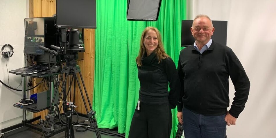 Mathilde Holm og Kjell Øvre Helland i UiBs læringslab. Her kan underviserne ta opp video. Men hvordan lagrer sektoren alle filmene som blir laget til undervisning og formidling? Holm leder arbeidet med en ny kunnskapskanal. Foto: Hilde Kristin Strand Mathilde Holm og Kjell Øvre Helland i UiBs læringslab. Her kan underviserne ta opp video. Men hvordan lagrer sektoren alle filmene som blir laget til undervisning og formidling? Holm leder arbeidet med en ny kunnskapskanal. Foto: Hilde Kristin Strand