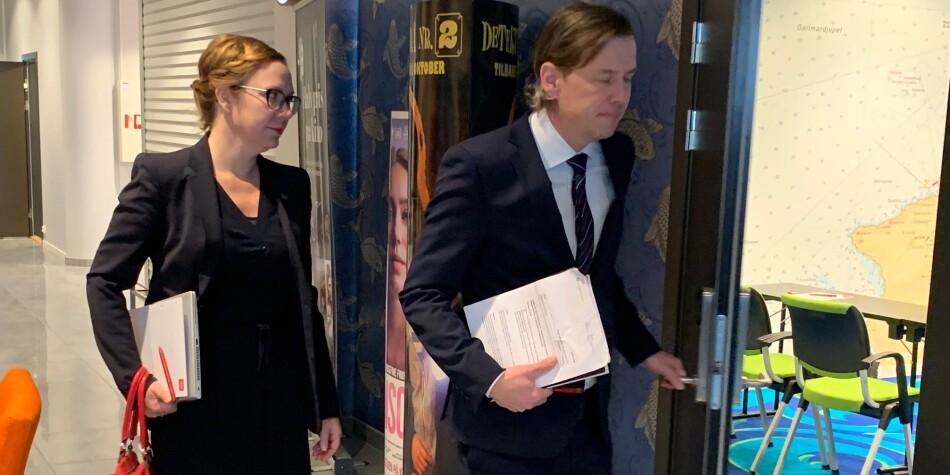 Audhild Gregoriusdotter Rotevatn og hennar rådgivar Geir Waage Aurdal frå Samfunnsviterne på veg inn til styremøte ved høgskulen. Rotevatn hadde krav på å legga fram saka si før styret fatta vedtak. Foto: Hilde Kristin Strand Audhild Gregoriusdotter Rotevatn og hennar rådgivar Geir Waage Aurdal frå Samfunnsviterne på veg inn til styremøte ved høgskulen. Rotevatn hadde krav på å legga fram saka si før styret fatta vedtak. Foto: Hilde Kristin Strand
