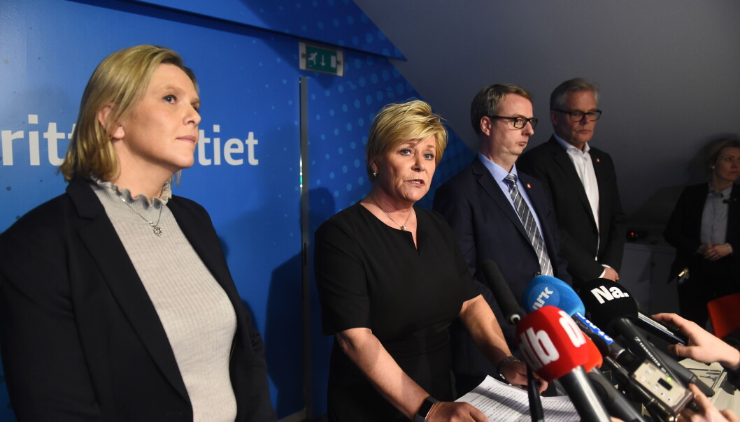 Nestleder Sylvi Listhaug, Frp-leder Siv Jensen, nestleder Terje Søviknes og parlamentarisk leder Hans Andreas Limi holder pressekonferanse der de forteller at partiet går ut av regjeringen. Pressekonferansen finner sted en i partiets lokaler i Oslo mandag.
Foto: Fredrik Varfjell / NTB scanpix Nestleder Sylvi Listhaug, Frp-leder Siv Jensen, nestleder Terje Søviknes og parlamentarisk leder Hans Andreas Limi holder pressekonferanse der de forteller at partiet går ut av regjeringen. Pressekonferansen finner sted en i partiets lokaler i Oslo mandag.
Foto: Fredrik Varfjell / NTB scanpix