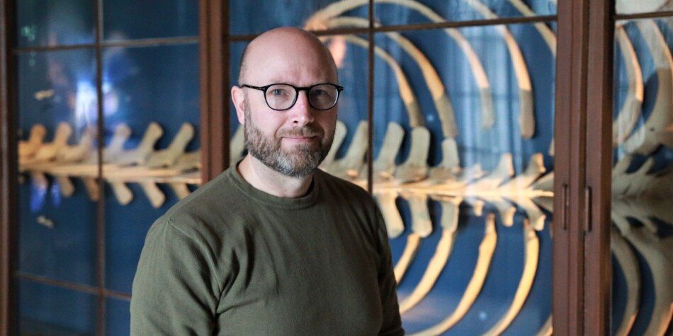 Førsteamanuensis Terje Lislevand har jobbet med plasthvalen i tre år. Nå henger restene på Universitetsmuseet i Bergen. FOTO: Jan Willie Olsen Førsteamanuensis Terje Lislevand har jobbet med plasthvalen i tre år. Nå henger restene på Universitetsmuseet i Bergen. FOTO: Jan Willie Olsen