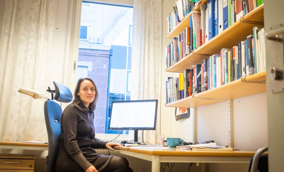 Silje Bringsrud Fekjær er professor ved Senter for profesjonsstudier ved OsloMet. Hun prioriterer hardt mellom ulike oppgaver, og mener vitenskapelige ansatte bør være bevisst hvordan de bruker arbeidstiden sin. Foto: Torkjell Trædal Silje Bringsrud Fekjær er professor ved Senter for profesjonsstudier ved OsloMet. Hun prioriterer hardt mellom ulike oppgaver, og mener vitenskapelige ansatte bør være bevisst hvordan de bruker arbeidstiden sin. Foto: Torkjell Trædal
