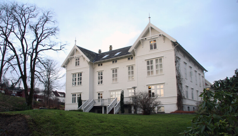Dagens administrasjonsbygg ved Campus Stord var det første bygget som vart teke i bruk då «Storøens Seminarium» flytta frå Tyse til Rommetveit i 1866. Foto: Joar Hystad