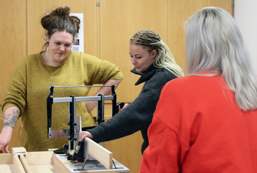 Fanny Edner Sand (til venstre) frå Rælingen, Tanita Ådland Blokhus frå Kvinnherad og Anja Førde Velure (med ryggen til) frå Sørfjorden S som studentar ved årsstudium i kunst og handverk. Foto: Joar Hystad Fanny Edner Sand (til venstre) frå Rælingen, Tanita Ådland Blokhus frå Kvinnherad og Anja Førde Velure (med ryggen til) frå Sørfjorden S som studentar ved årsstudium i kunst og handverk. Foto: Joar Hystad