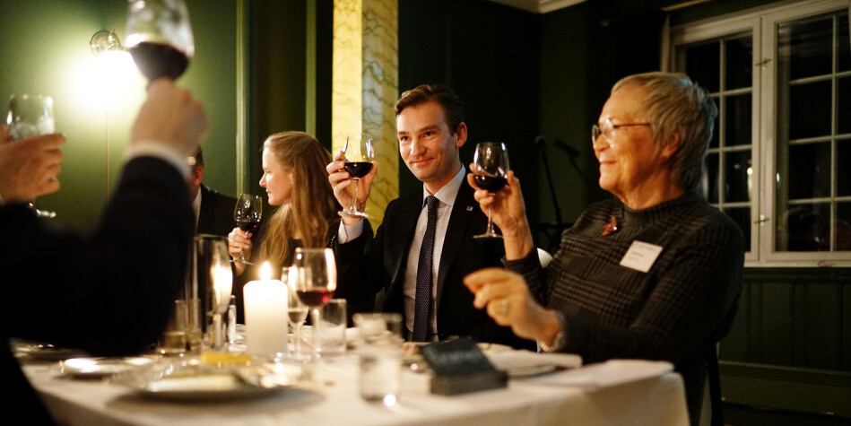 Her skåler daværende fungerende kunnskapsminister Henrik Asheim med toppene i Universitets- og høgskolerådet under en middag på Lillehammer i 2017. Nå blir Asheim permanent statsråd. Foto: Ketil Blom Haugstulen Her skåler daværende fungerende kunnskapsminister Henrik Asheim med toppene i Universitets- og høgskolerådet under en middag på Lillehammer i 2017. Nå blir Asheim permanent statsråd. Foto: Ketil Blom Haugstulen