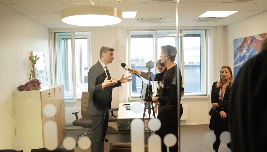 Team Khrono intervjuer den nye ministeren for forskning og høyere utdanning, Henrik Asheim. Foto: Ketil Blom Haugstulen Team Khrono intervjuer den nye ministeren for forskning og høyere utdanning, Henrik Asheim. Foto: Ketil Blom Haugstulen