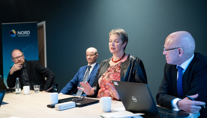Fagforeiningane fryktar eit endå meir topptungt Nord universitet. Rektor Hanne Solheim Hansen forstår ikkje bekymringa. Her flankert av prorektorane Levi Gårseth-Nesbakk (til venstre) og .Jan Reid Hole. Heilt til venstre kommunikasjonsrådgivar Bjørnar Leknes. Fagforeiningane fryktar eit endå meir topptungt Nord universitet. Rektor Hanne Solheim Hansen forstår ikkje bekymringa. Her flankert av prorektorane Levi Gårseth-Nesbakk (til venstre) og .Jan Reid Hole. Heilt til venstre kommunikasjonsrådgivar Bjørnar Leknes.