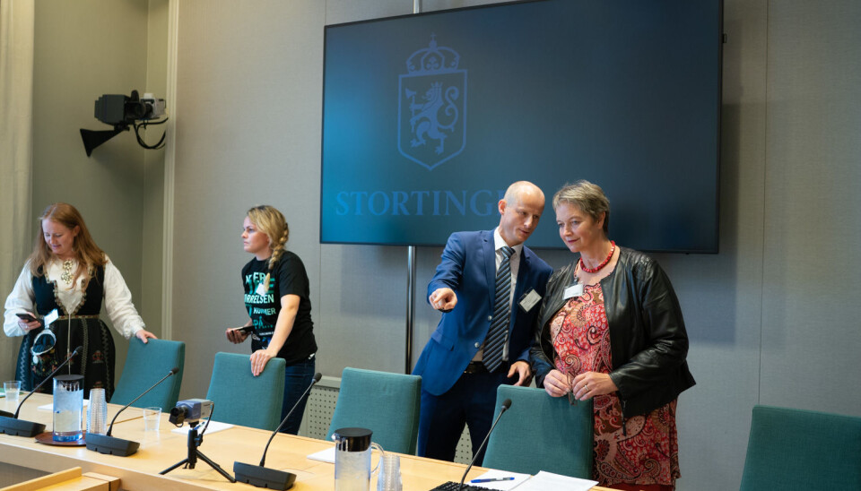 Styret gjorde ein urett då dei la ned campus Nesna, skriv tidlegare Nesna-rektor Arna Meisfjord. Biletet er frå høyringa i Stortinget.