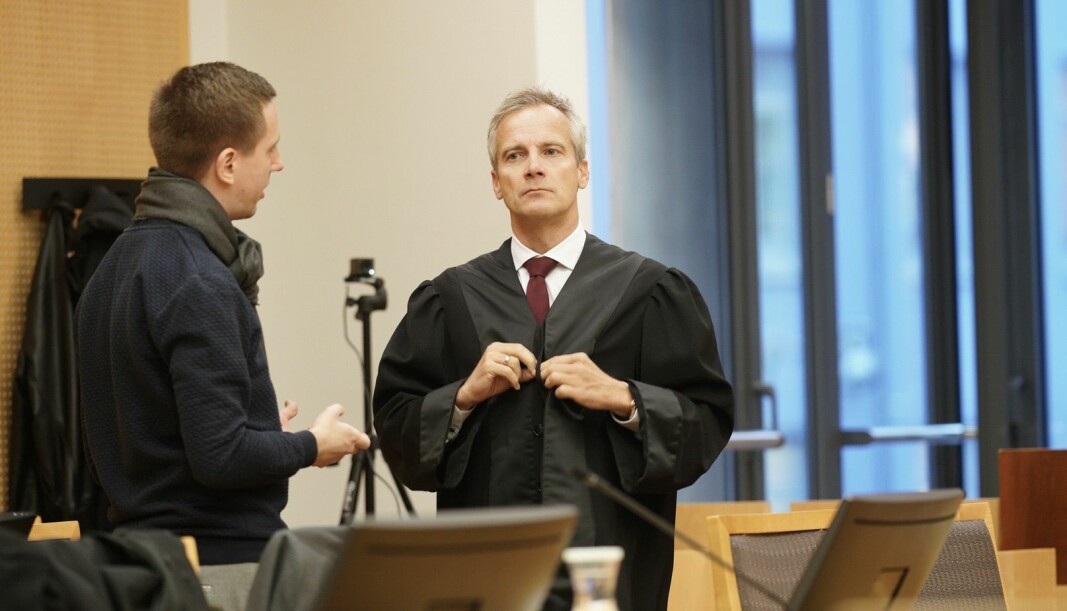 Tannlegen med utdanning i Danmark skulle ha fått autorisasjon på rappen for fem år siden, mener Per Andreas Bjørgan. Her er advokaten i retten i forbindelse med Elte-saken.