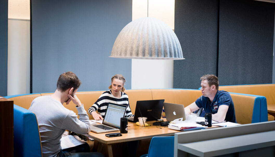 Studenter på Høgskolen i Østfolds campus i Halden. Studenter på Høgskolen i Østfolds campus i Halden.