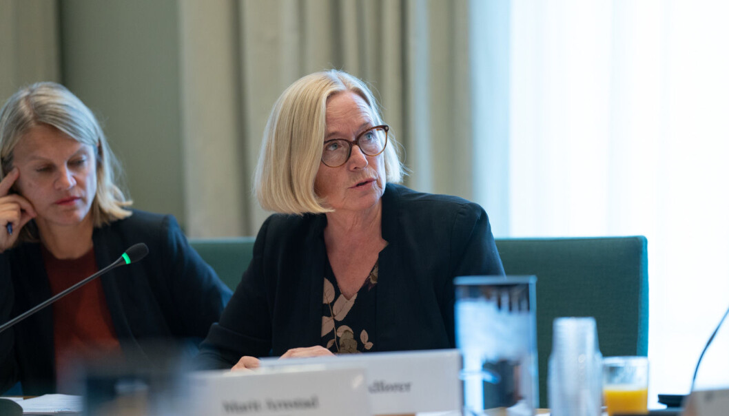 Regjeringen legger opp til kortsiktighet, mer overstyring og uforutsigbarhet, sier Marit Arnstad (Sp) og får følge av Nina Sandberg (Ap) t.v. Regjeringen legger opp til kortsiktighet, mer overstyring og uforutsigbarhet, sier Marit Arnstad (Sp) og får følge av Nina Sandberg (Ap) t.v.