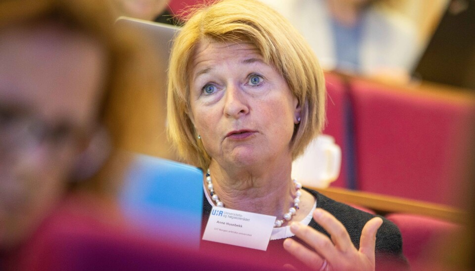 Rektor Anne Husebekk ved UiT Norges arktiske universitet har tillit til dekan og instituttleder i saken og vil følge situasjonen videre tett.