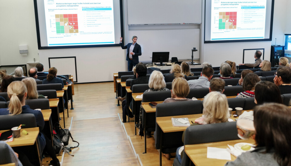 Bildet er fra et allmøte på campus Kjeller. Asbjørn Seim står foran. Foto: Ketil Blom Haugstulen
