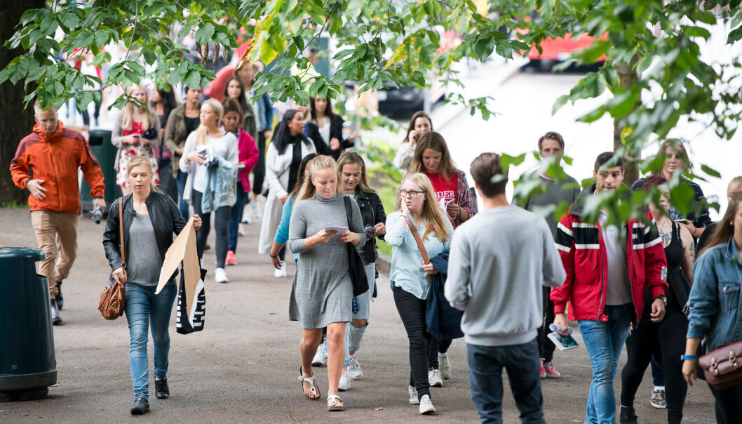 — Vi studenter som har muligheten til å ytre oss må kjempe for de som ikke har det. Vi må fortsette å fremheve de som kjemper mot urett, fordi ingen er frie før alle er frie, skriver innleggsforfatterne. På bildet vises tilfeldige studenter og faddere i forbindelse med semesterstart. — Vi studenter som har muligheten til å ytre oss må kjempe for de som ikke har det. Vi må fortsette å fremheve de som kjemper mot urett, fordi ingen er frie før alle er frie, skriver innleggsforfatterne. På bildet vises tilfeldige studenter og faddere i forbindelse med semesterstart.