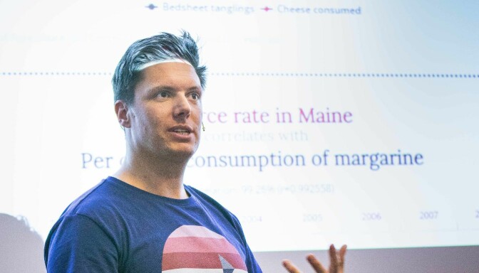Fysiker Andreas Wahl holder foredag om kildekritikk på Høyskolen Kristiania. Foto: Siri Øverland Eriksen