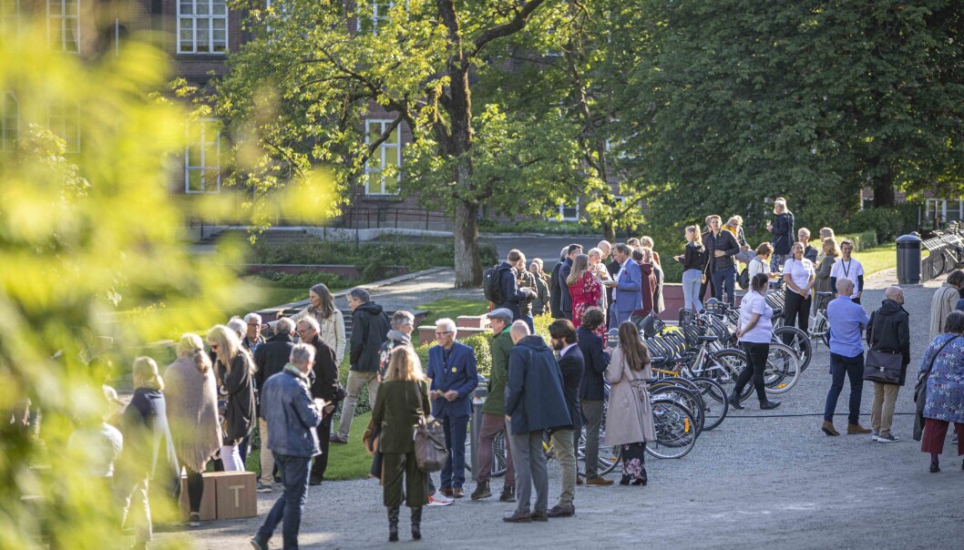 Det er hyggelig med planlagte arrangementer med kollegaer — som sommerfest og julebord, synes internasjonalt rekrutterte ansatte ved Universitetet i Oslo, men det skjer jo bare to ganger i året. Flere savner mer uformelle møter, og kompiskolleger. Illustrasjonsbilde fra NMBU sin sommerfest for noen år siden. Det er hyggelig med planlagte arrangementer med kollegaer — som sommerfest og julebord, synes internasjonalt rekrutterte ansatte ved Universitetet i Oslo, men det skjer jo bare to ganger i året. Flere savner mer uformelle møter, og kompiskolleger. Illustrasjonsbilde fra NMBU sin sommerfest for noen år siden.