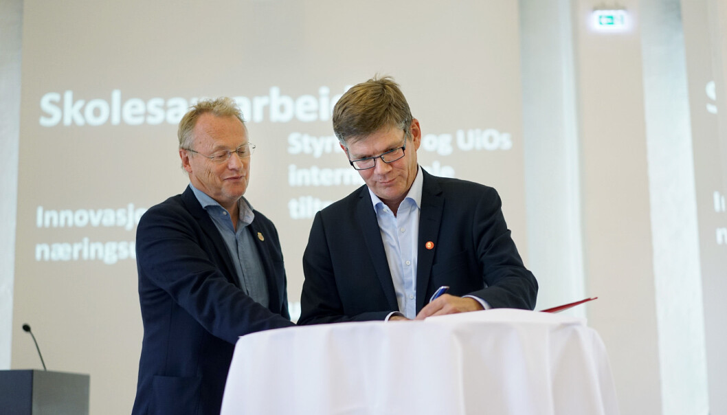 Et bilde fra hyggeligere tider. UiO-rektor Svein Stølen (til høyre) gledet seg over at han skulle kunne åpne møteplasser for studenter på campus, det måtte byrådsleder Raymond Johansen sette en stopper for etter at smitten i Oslo igjen øker. Et bilde fra hyggeligere tider. UiO-rektor Svein Stølen (til høyre) gledet seg over at han skulle kunne åpne møteplasser for studenter på campus, det måtte byrådsleder Raymond Johansen sette en stopper for etter at smitten i Oslo igjen øker.