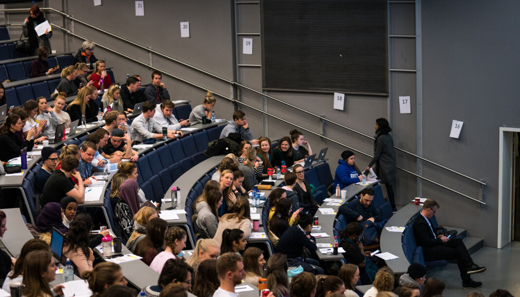 — Å utdanne profesjonsutøvere handler ikke bare om å gi enkeltindivider et eksamensbevis, men også å skape grunnlaget for et større kollegium av utdannete profesjonsutøvere som aktivt og med høy faglig integritet legger premissene for yrkesutøvelsen, skriver Silje Ohren Strand. — Å utdanne profesjonsutøvere handler ikke bare om å gi enkeltindivider et eksamensbevis, men også å skape grunnlaget for et større kollegium av utdannete profesjonsutøvere som aktivt og med høy faglig integritet legger premissene for yrkesutøvelsen, skriver Silje Ohren Strand.
