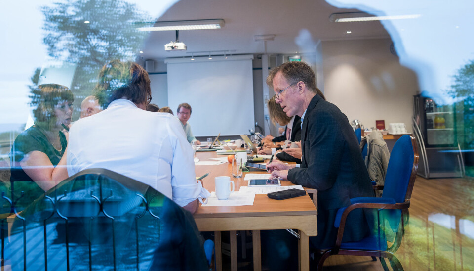 Rektor Curt Rice (t.h.) og styreleder Trine Syvertsen (med ryggen til) under sitt aller første styremøte sammen, på daværende Høgskolen i Oslo og Akershus, 1.september 2015 på Refsnes Gods på Jeløya.