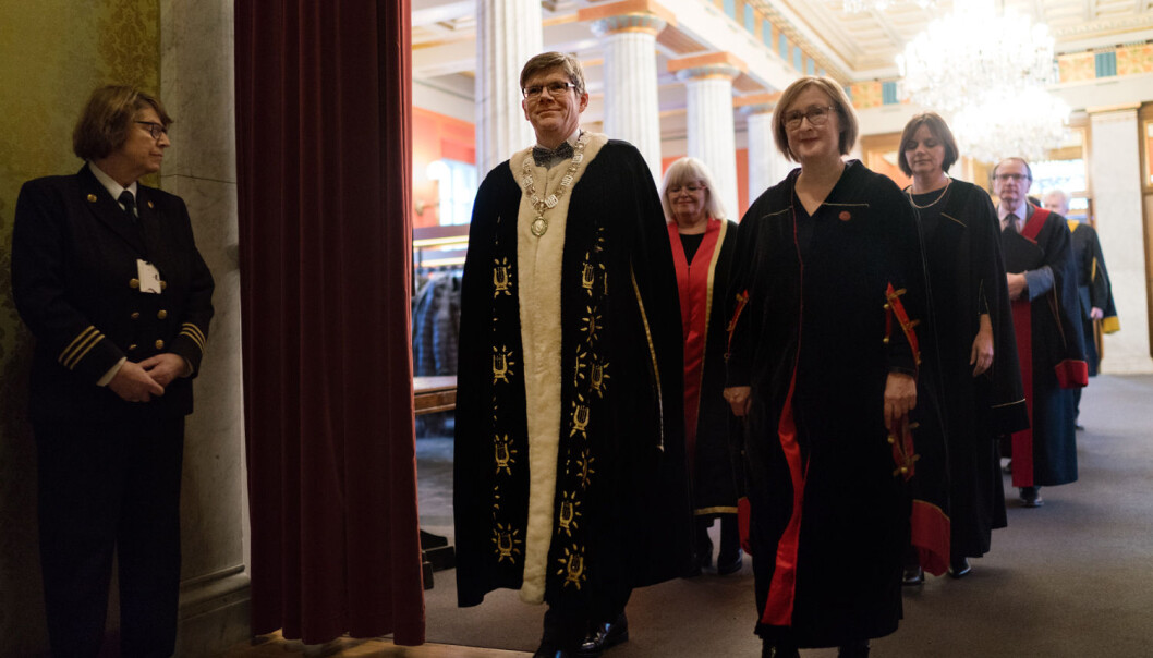 Doktorkreering i Universitetets Aula, Oslo, Karl Johans gate. Foran rektor Svein Stølen og prorektor Gro Bjørnerud Mo. Doktorkreering i Universitetets Aula, Oslo, Karl Johans gate. Foran rektor Svein Stølen og prorektor Gro Bjørnerud Mo.