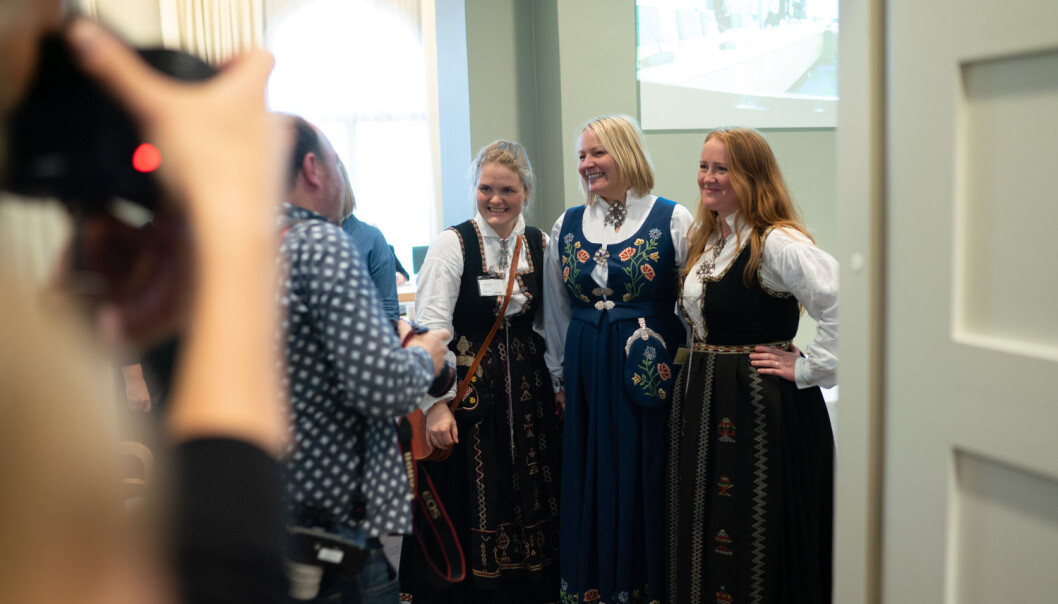 SVs utdanningspolitiske talsperson, Mona Fagerås, har engasjert seg sterkt i kampen for utdanning på Nesna i Nordland. Her flankert av aksjonistane i Folkeaksjonen for høyere utdanning på Helgeland, Jenny Myklebust (til venstre) og Cathrine Hole. — Vi har ei lærarkrise mange stader i landet, seier ho. SVs utdanningspolitiske talsperson, Mona Fagerås, har engasjert seg sterkt i kampen for utdanning på Nesna i Nordland. Her flankert av aksjonistane i Folkeaksjonen for høyere utdanning på Helgeland, Jenny Myklebust (til venstre) og Cathrine Hole. — Vi har ei lærarkrise mange stader i landet, seier ho.