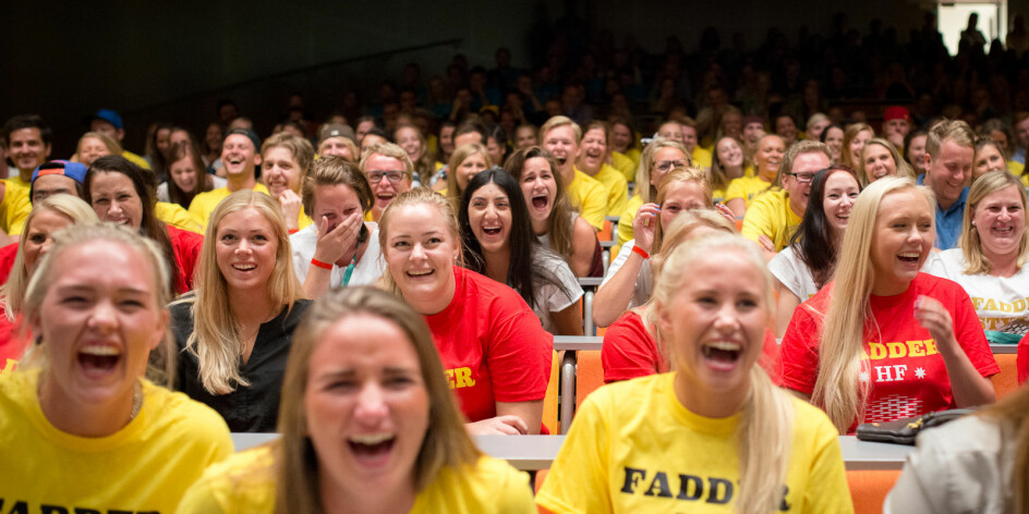 Bildet er tatt under en rungende lattersalve i et auditorium på daværende Høgskolen i Oslo og Akershus, der faddere gjør seg klare til studiestart.