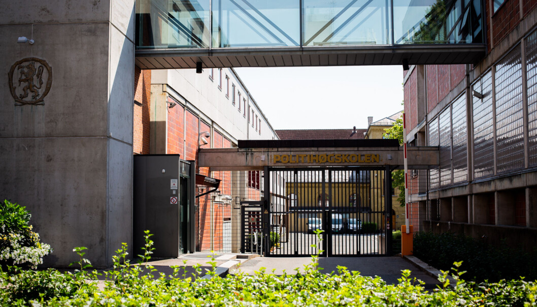 Politihøgskolens styre mener at det har samme autonomi (ansvar og beslutningsmyndighet) som andre universitets- og høgskolestyrer. Regjeringen Solberg var uenig, og mente at Politihøgskolen er en «veldig spesiell» høgskole, skriver førsteamanuensis Hjørdis Birgitte Ellefsen. Politihøgskolens styre mener at det har samme autonomi (ansvar og beslutningsmyndighet) som andre universitets- og høgskolestyrer. Regjeringen Solberg var uenig, og mente at Politihøgskolen er en «veldig spesiell» høgskole, skriver førsteamanuensis Hjørdis Birgitte Ellefsen.