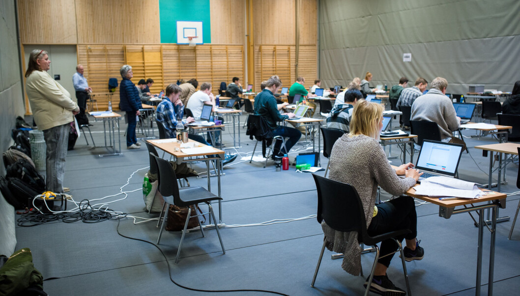 Løsningen for digitale vitnemål er frivillig for institusjonene å ta i bruk, og vil bli innført i ulike semestre ved lærestedene. Løsningen for digitale vitnemål er frivillig for institusjonene å ta i bruk, og vil bli innført i ulike semestre ved lærestedene.