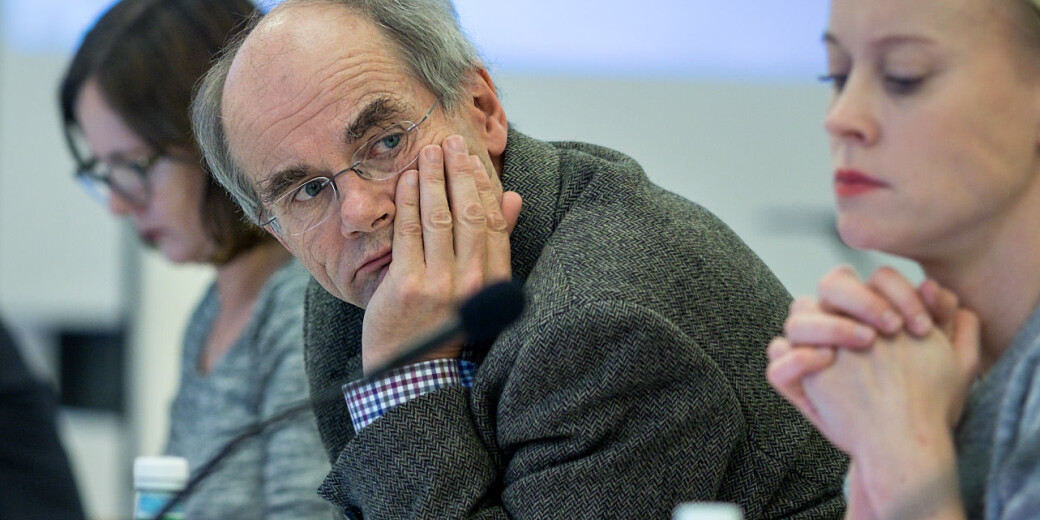 Bygging av internasjonalt ledende forskningsmiljøer har måttet vike, i feststemt glede over penger til egne kjepphester, mener professor Olav Gjelsvik, her fotografert under et styremøte ved Universitetet i Oslo. Bygging av internasjonalt ledende forskningsmiljøer har måttet vike, i feststemt glede over penger til egne kjepphester, mener professor Olav Gjelsvik, her fotografert under et styremøte ved Universitetet i Oslo.