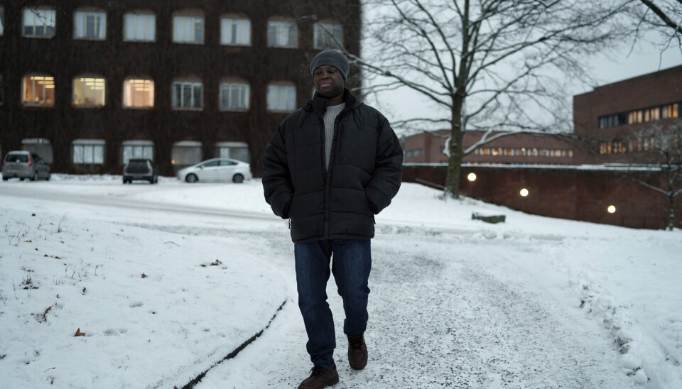 Nyojah Rogers Ali Adam avbildet på et snødekt campusområde.