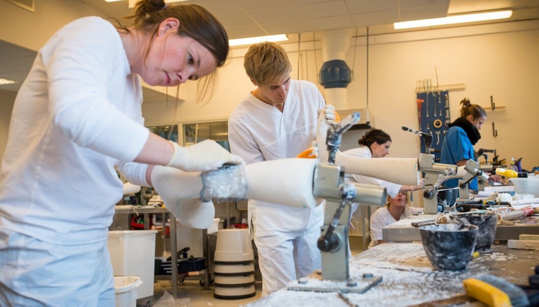 Studenter i profesjonsutdanninger, her ortopedistudenter ved OsloMet, er oftere fornøyd med arbeidslivsrelevansen i utdanningen sin enn sine medstudenter i humaniorafag. Studenter i profesjonsutdanninger, her ortopedistudenter ved OsloMet, er oftere fornøyd med arbeidslivsrelevansen i utdanningen sin enn sine medstudenter i humaniorafag.